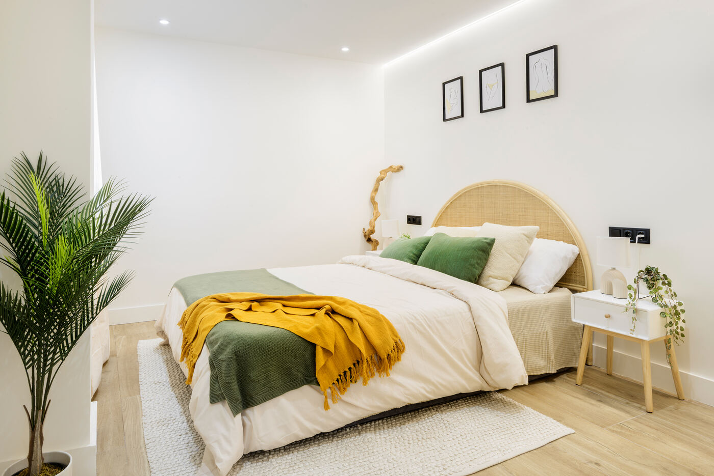 Dormitorio reformado con cabecero de fibra natural