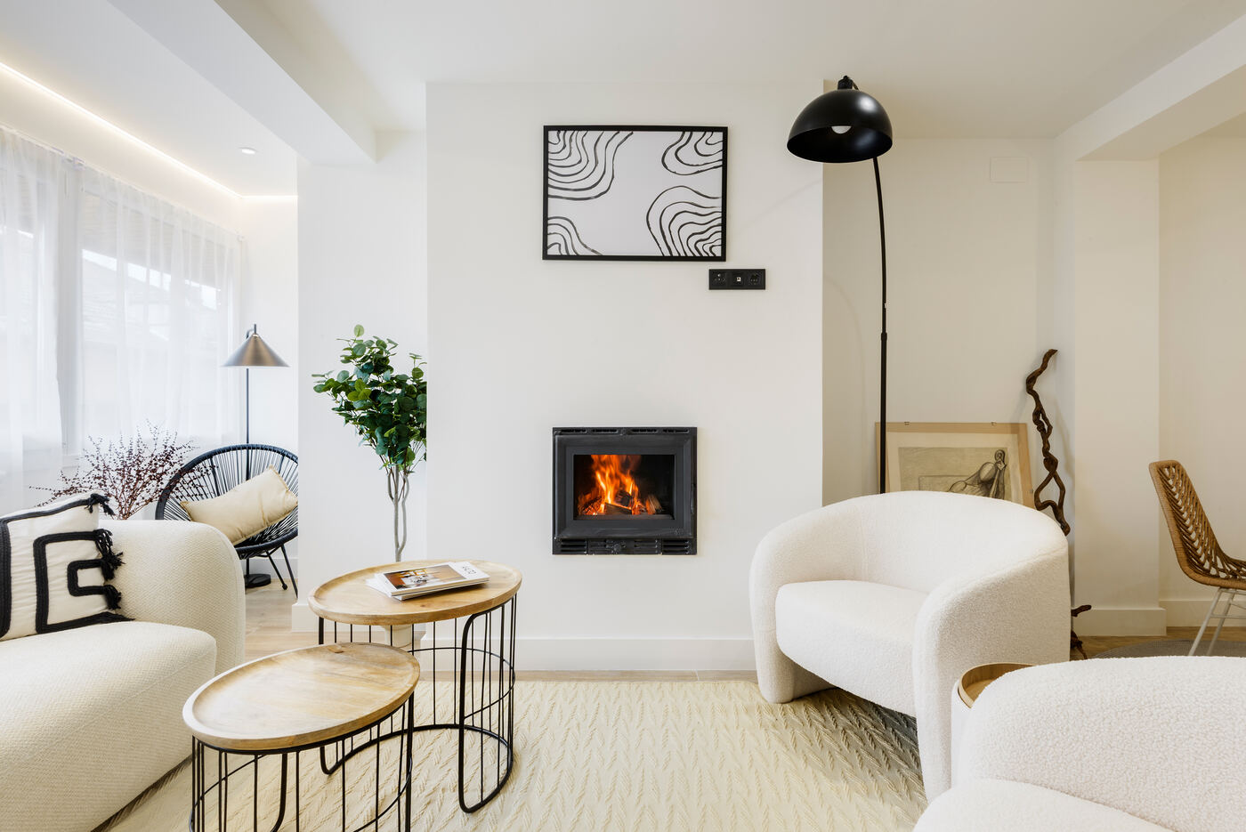 Salón con chimenea y sillones, reforma integral en San Bernardo