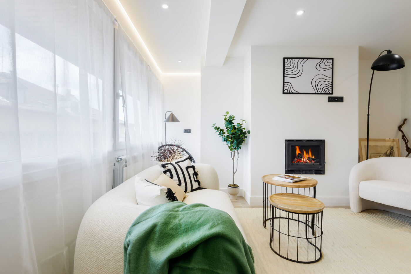 Salón con chimenea encendida