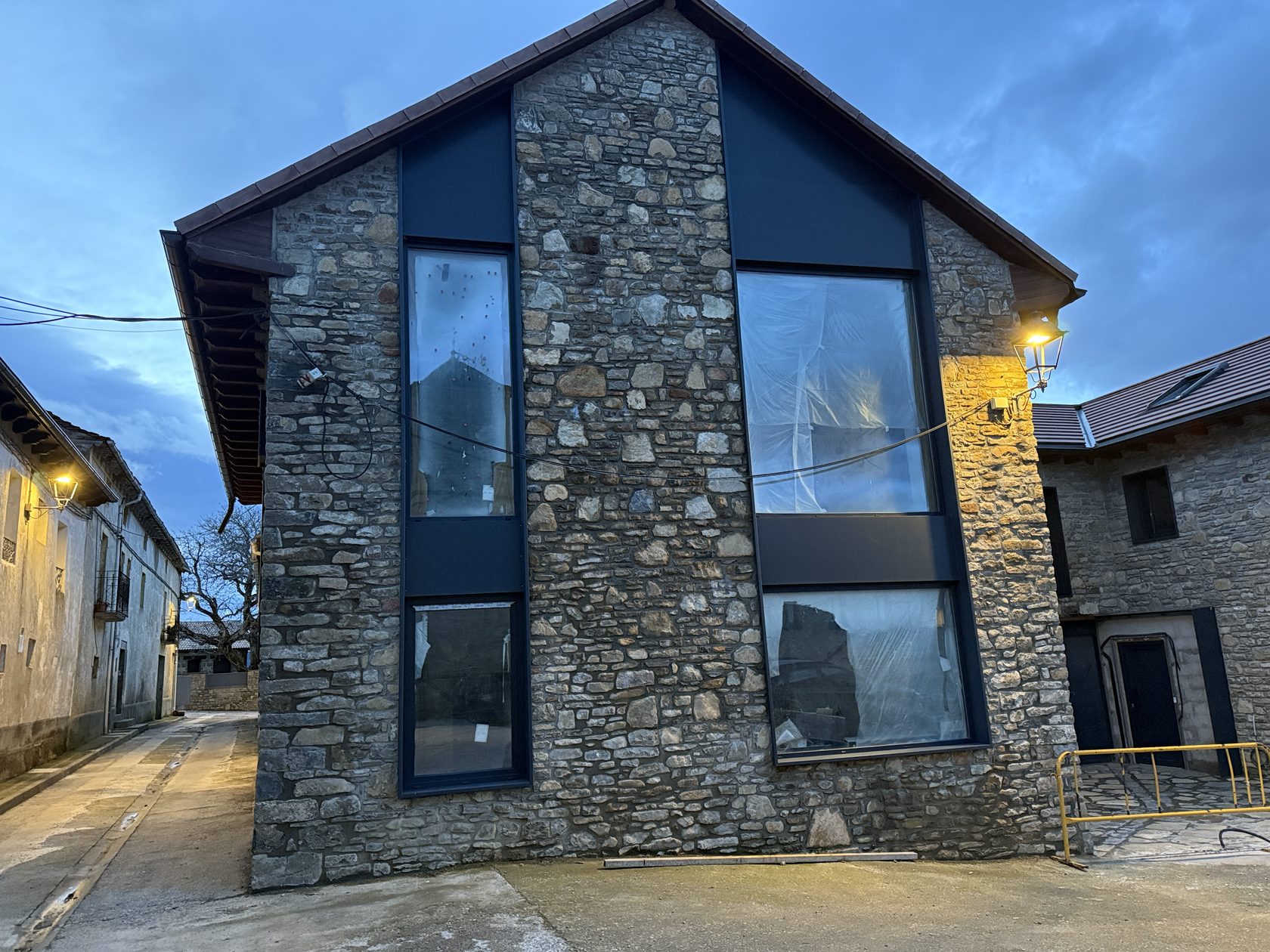 Pajar rehabilitado como vivienda unifamiliar en Barós, fachada de piedra vista terminada