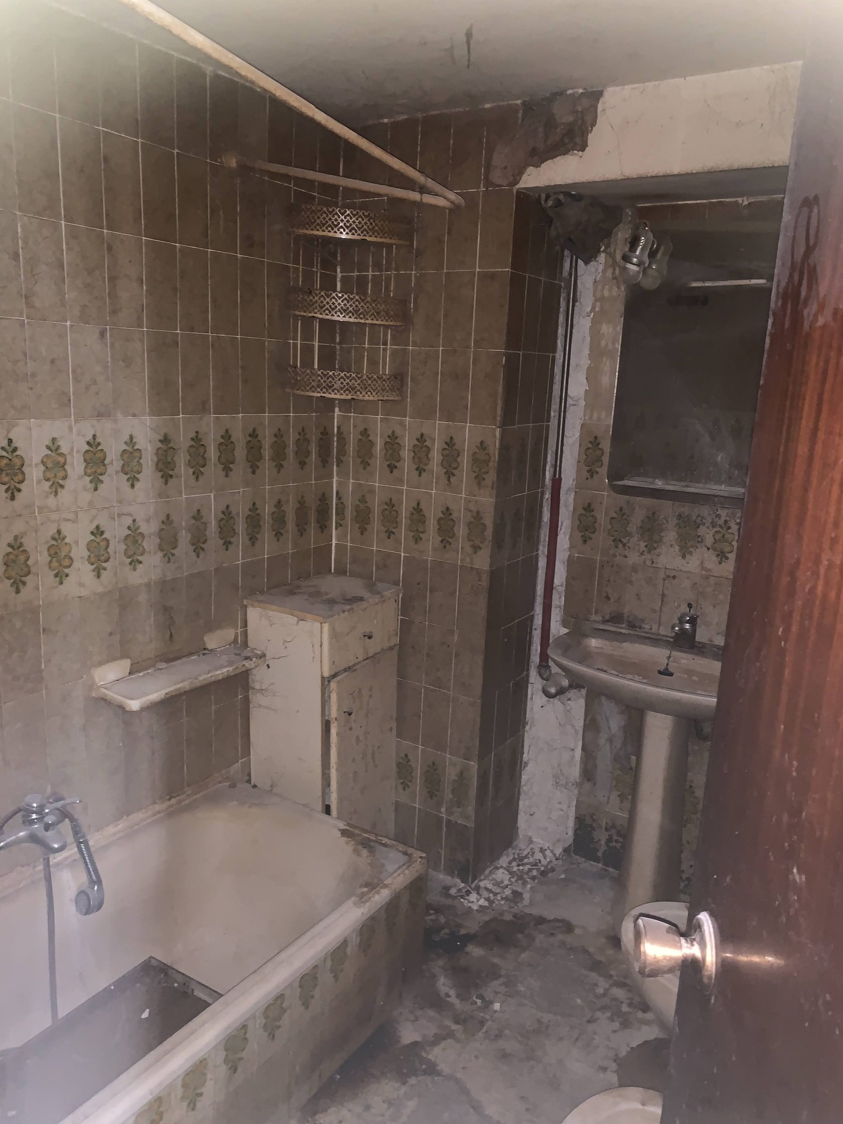 Baño original antes de la reforma, con azulejo antiguo y bañera