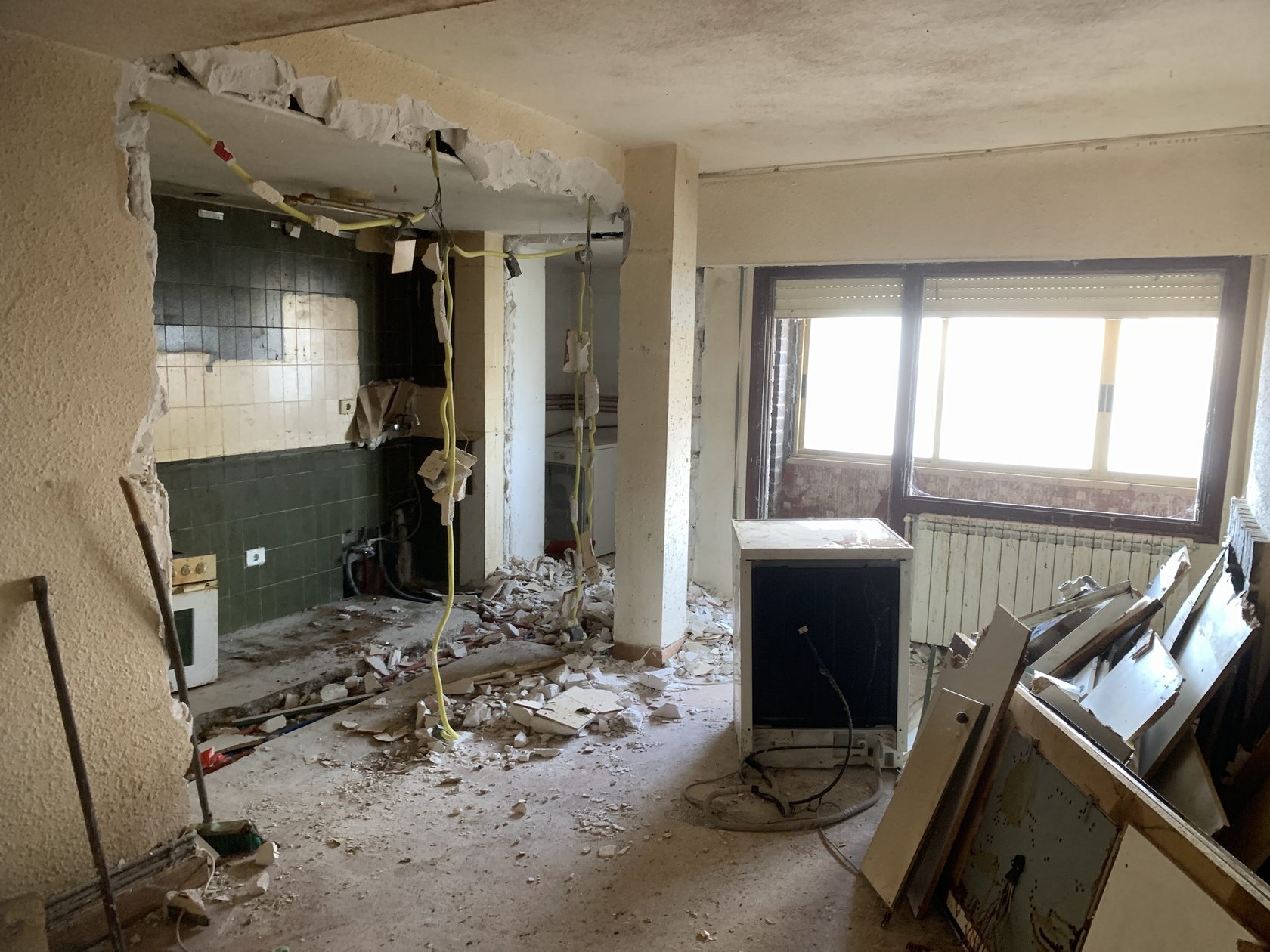 Demolición inicial de la cocina y el salón