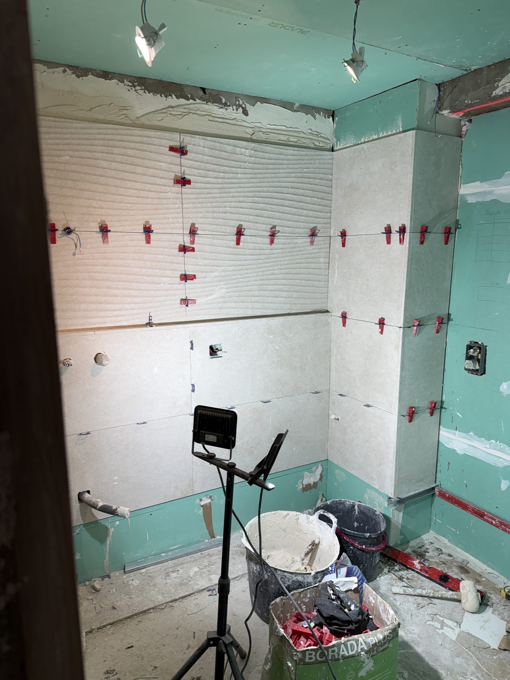 Alicatado del baño en proceso