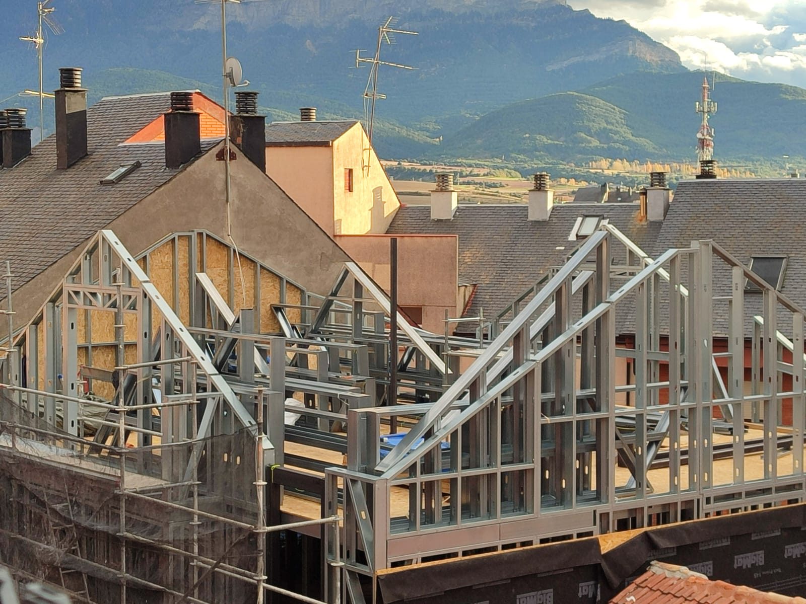 Estructura de steel frame de la cubierta durante la obra en Jaca