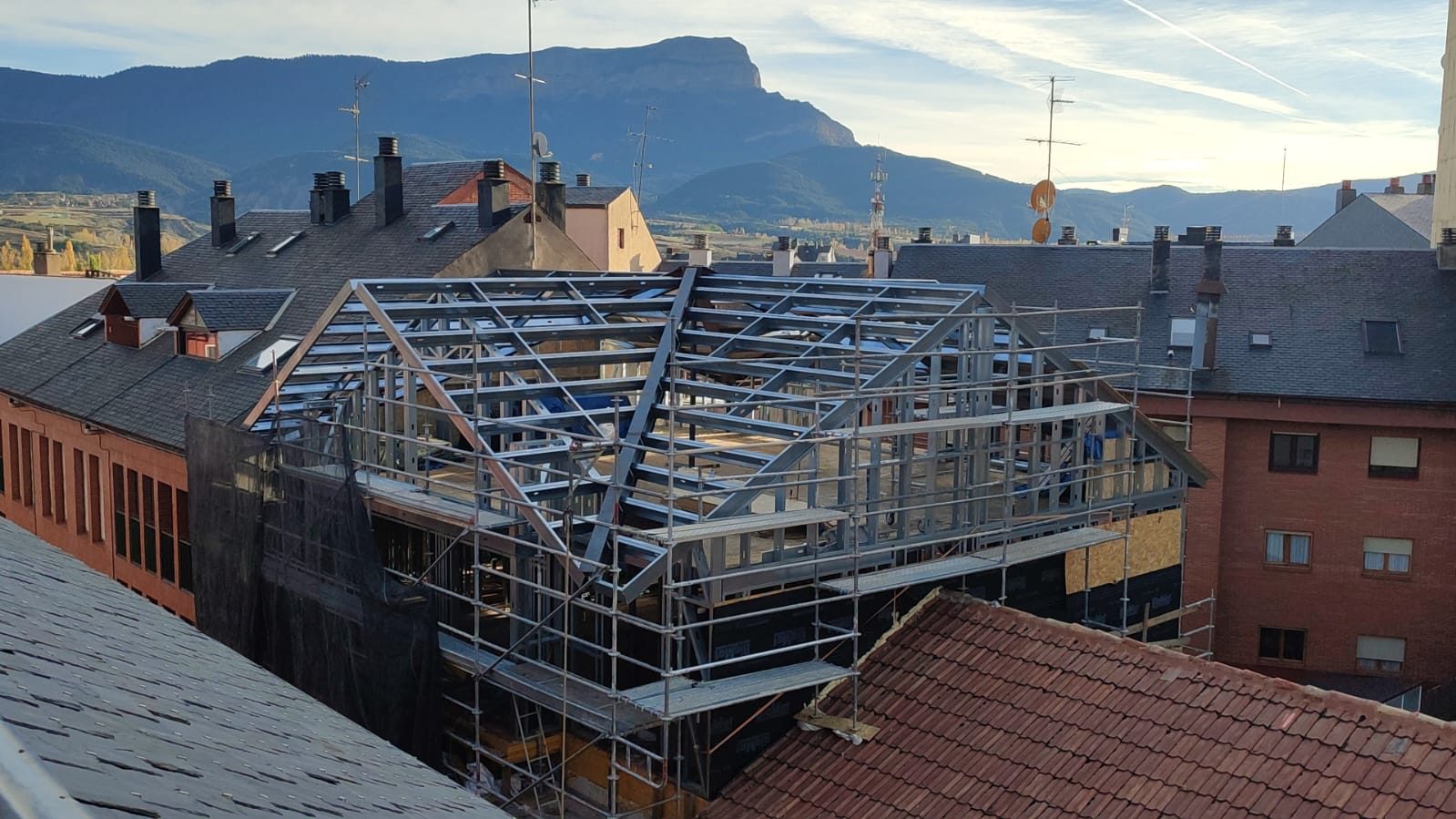 Estructura metálica de steel frame vista desde el exterior